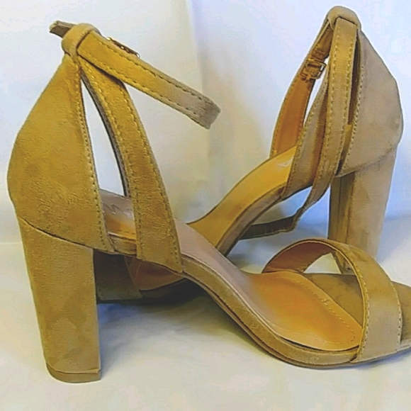 ANNA Trask-5-FC chunky heeled ankle strap sandal. Size 7. Slighth neel flaw. - Picture 8 of 8